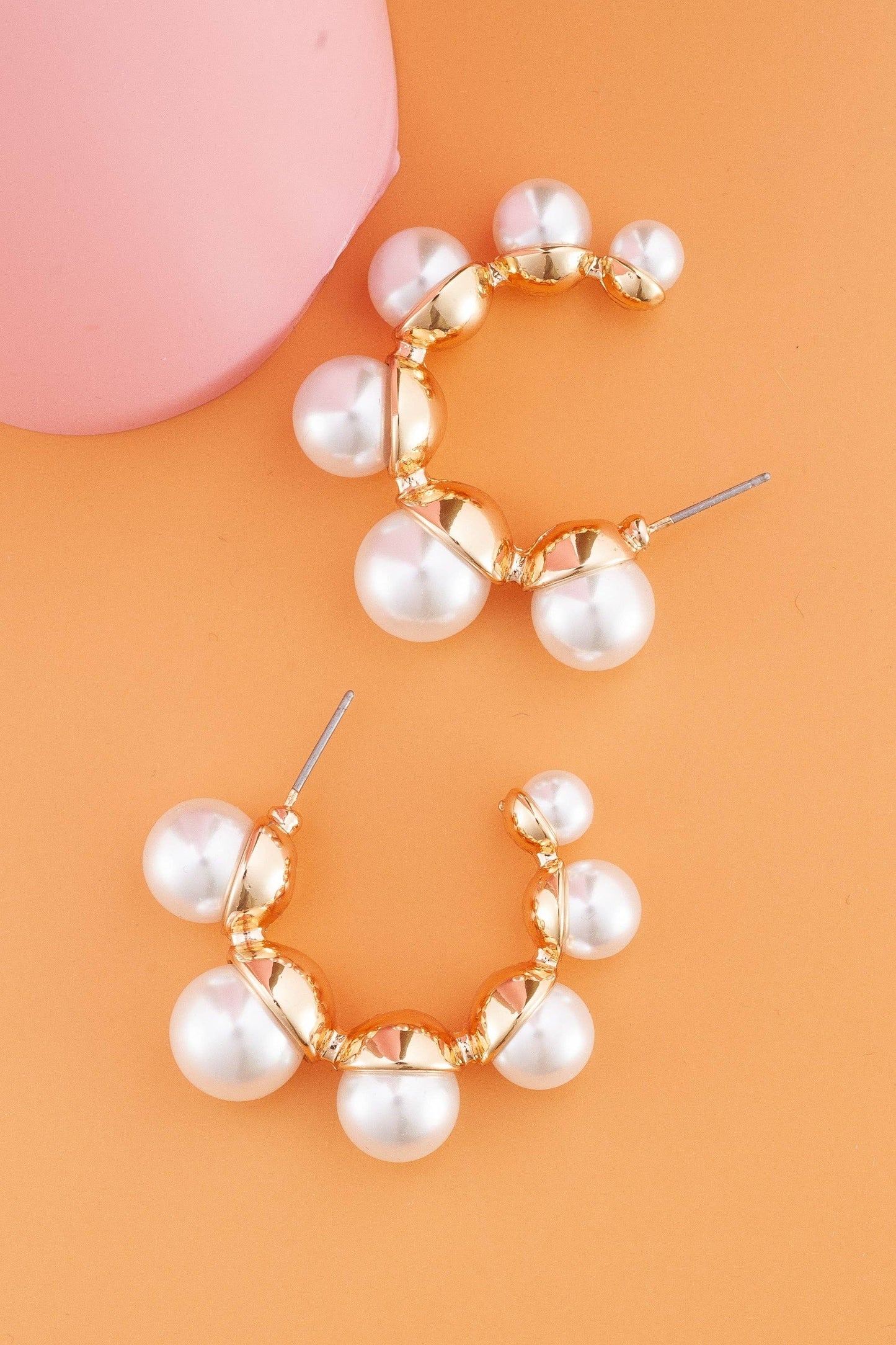 BOLD GLASS PEARL HOOP EARRINGS | 31E03113
