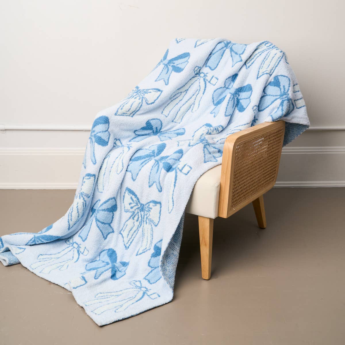 Cozy Dreams Luxe Blanket–Blushing Bows Blue