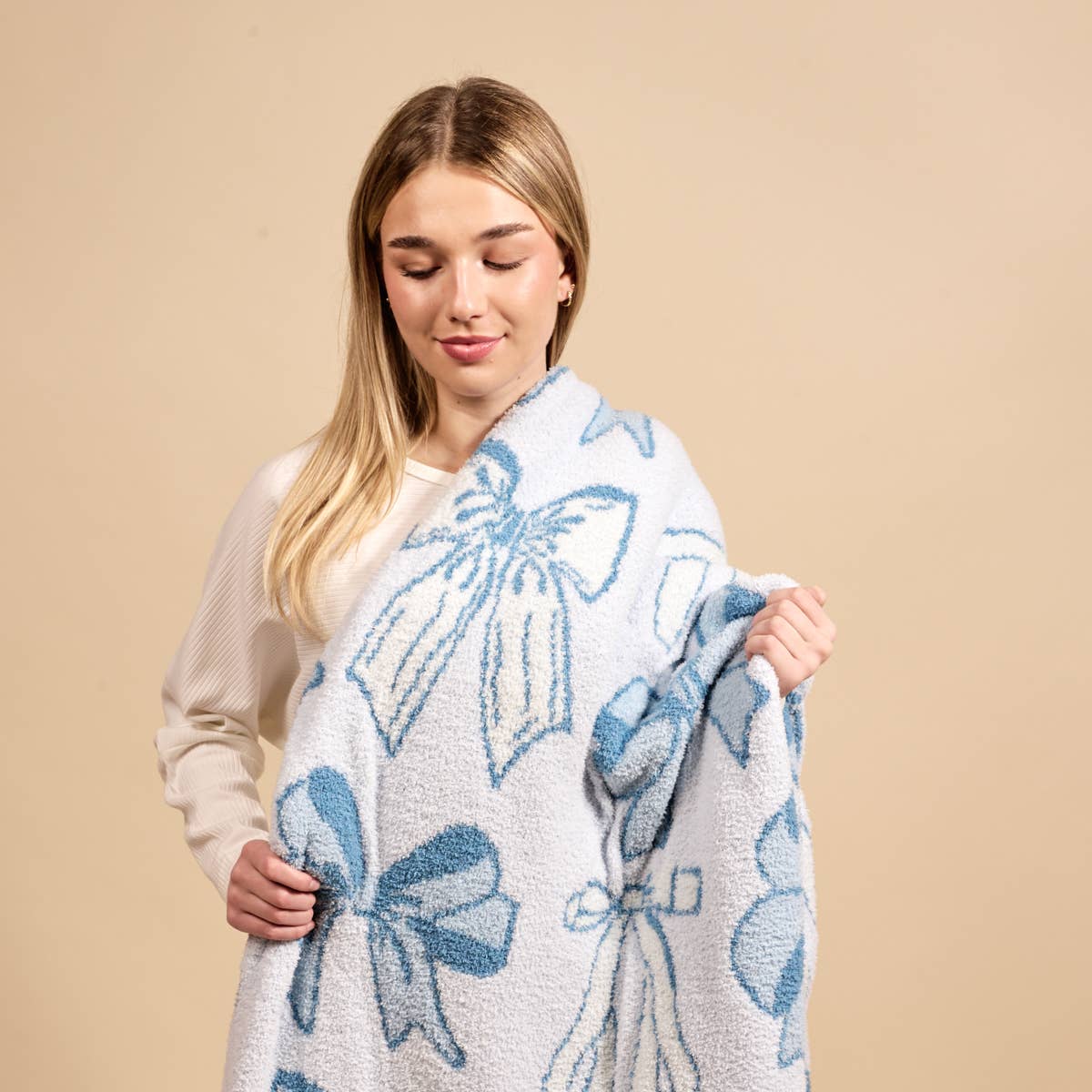 Cozy Dreams Luxe Blanket–Blushing Bows Blue